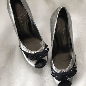 LINEA PAOLO Sexy Silver Peep Toes NWOB Size 8